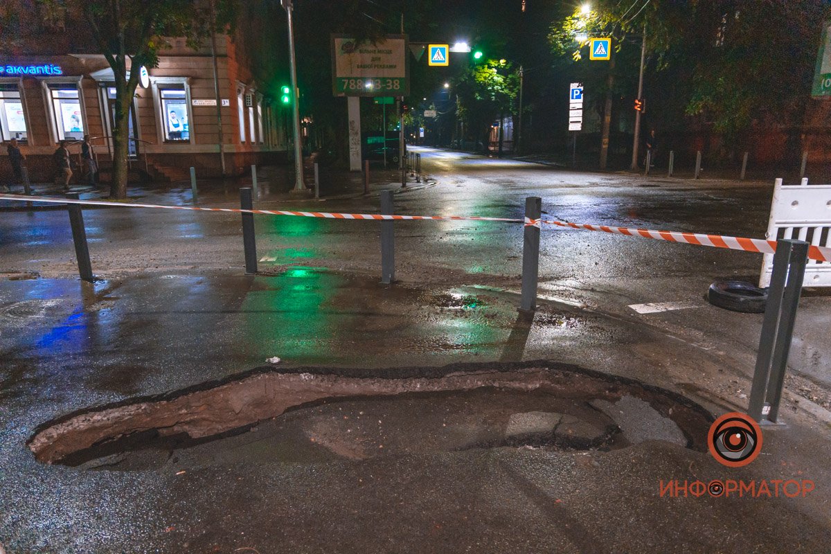 Места провалов оградили сигнальными лентами