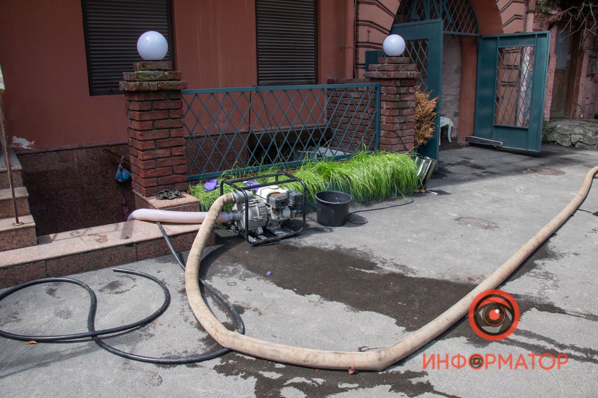 Воду откачивают мотопомпой Воду откачивают мотопомпой