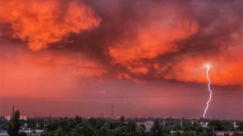 В Днепре прошла гроза: видео момента 1