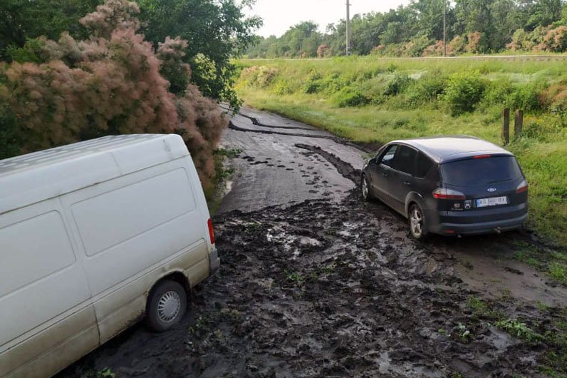 в Синельниковском районе в грунтовой дороге застряли 8 транспортных средств в Синельниковском районе в грунтовой дороге застряли 8 транспортных средств