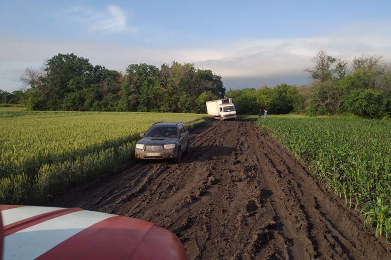 Из грязи не могли выбраться 3 автомобиля, 1 автобус и 4 грузовика Из грязи не могли выбраться 3 автомобиля, 1 автобус и 4 грузовика