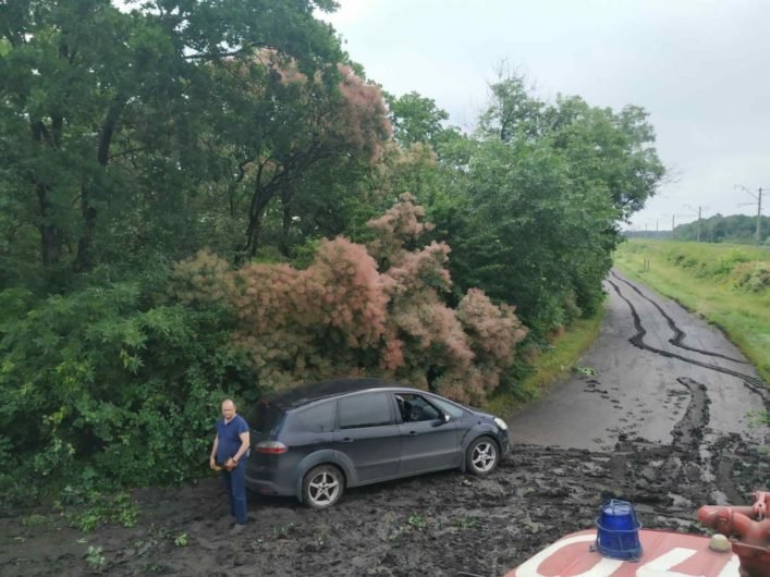С помощью троса они помогли водителям сдвинуть транспорт с места и выехать на твердый участок дороги С помощью троса они помогли водителям сдвинуть транспорт с места и выехать на твердый участок дороги
