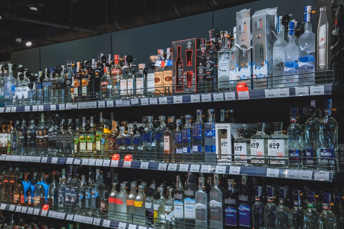 Две тысячи наименований алкогольных