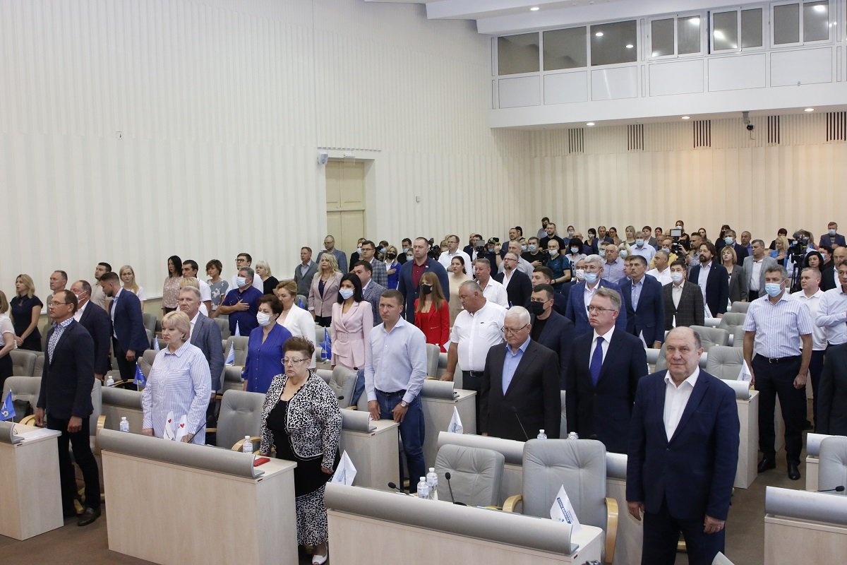 Бойцам в театры бесплатно, реконструкция больницы Мечникова, строительство новых школ и садиков: как прошла шестая сессия Днепропетровского облсовета 2
