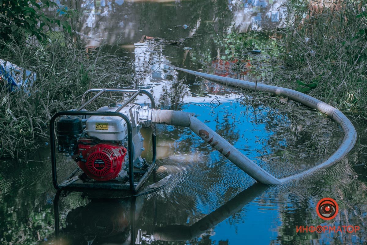 Насос откачивает воду Насос откачивает воду