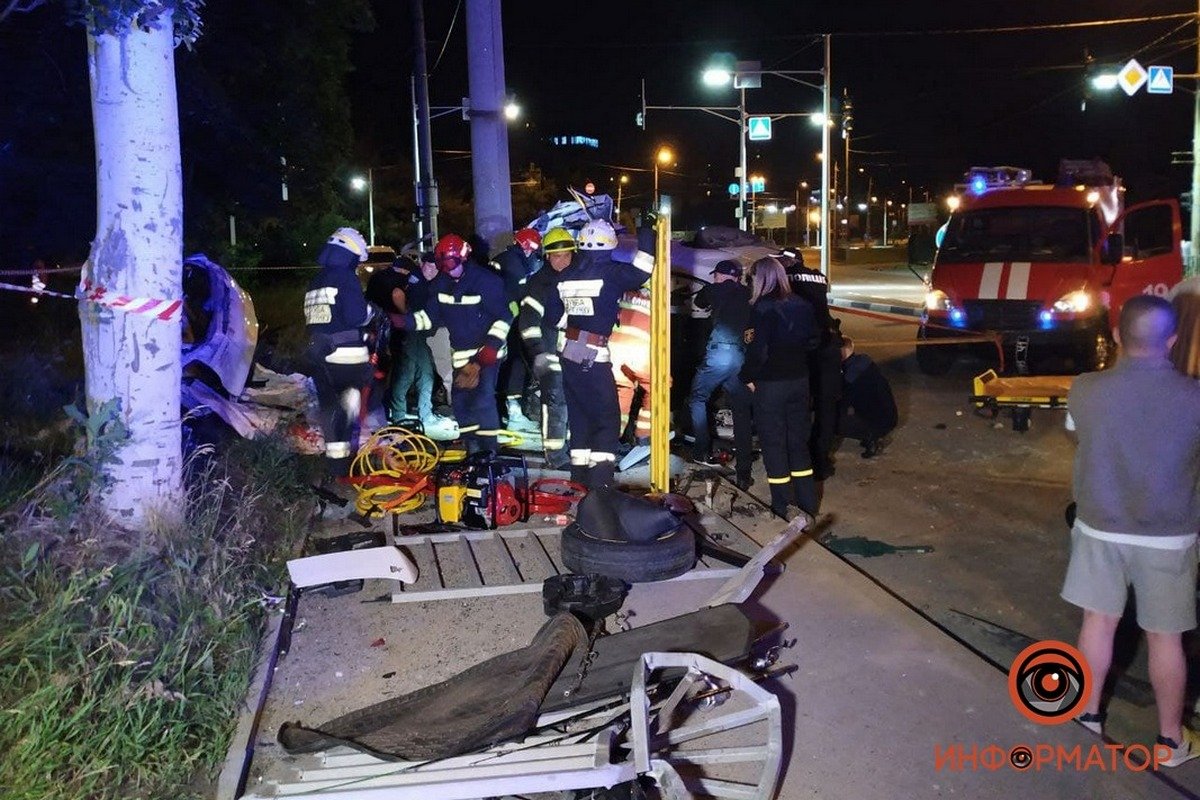 Двоих пострадавших зажало в салоне авто Двоих пострадавших зажало в салоне авто