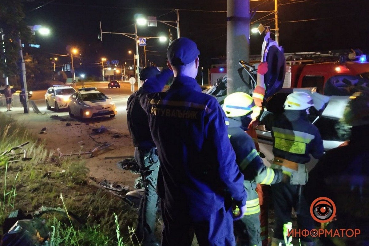 Водителя спасатели вырезали из авто более трех часов Водителя спасатели вырезали из авто более трех часов