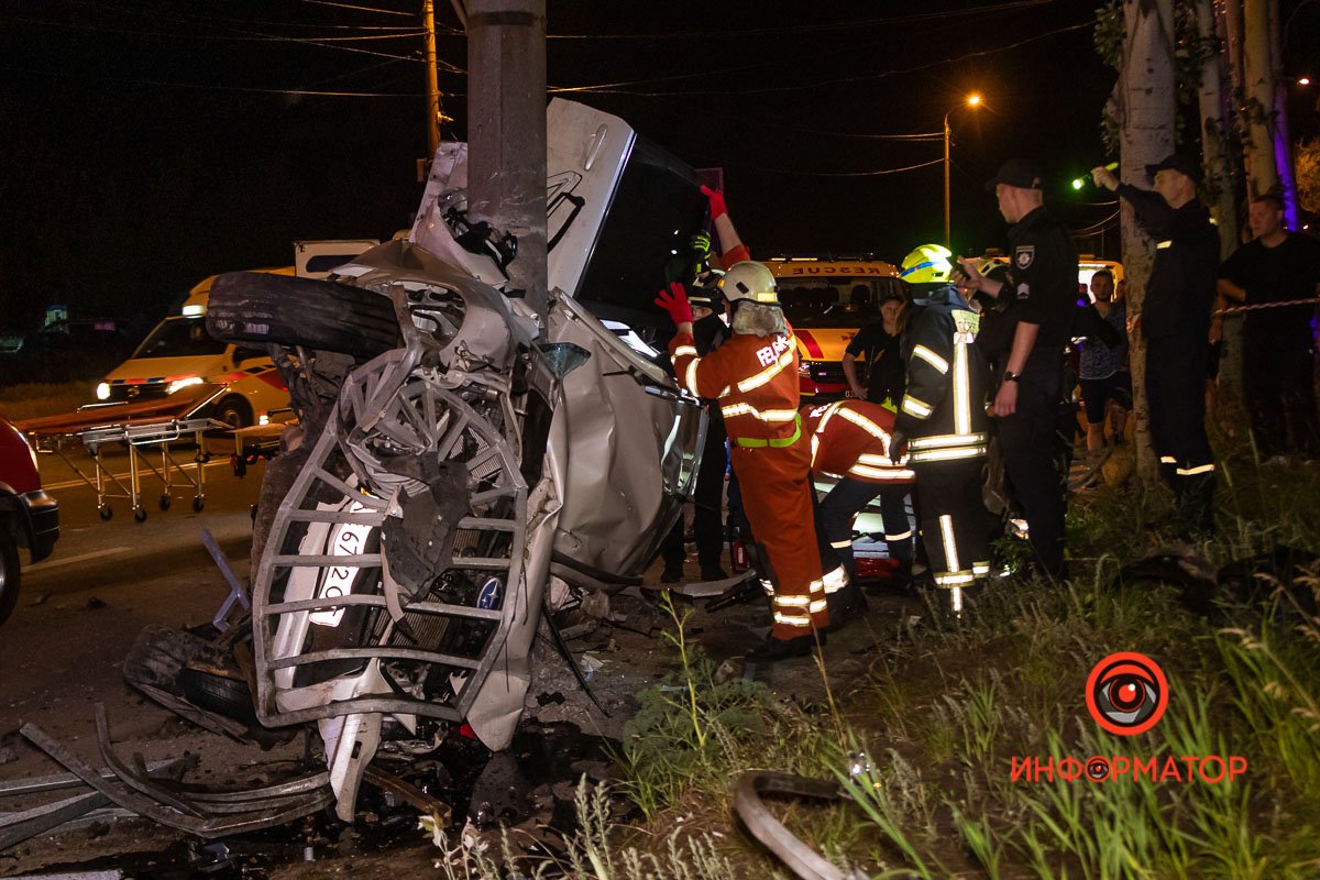 Subaru перевернулся и врезался в столб