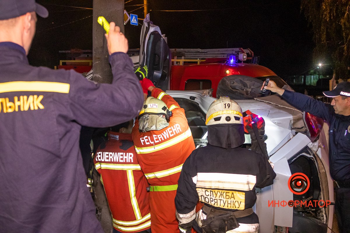 Двое пассажиров смогли выбраться самостоятельно