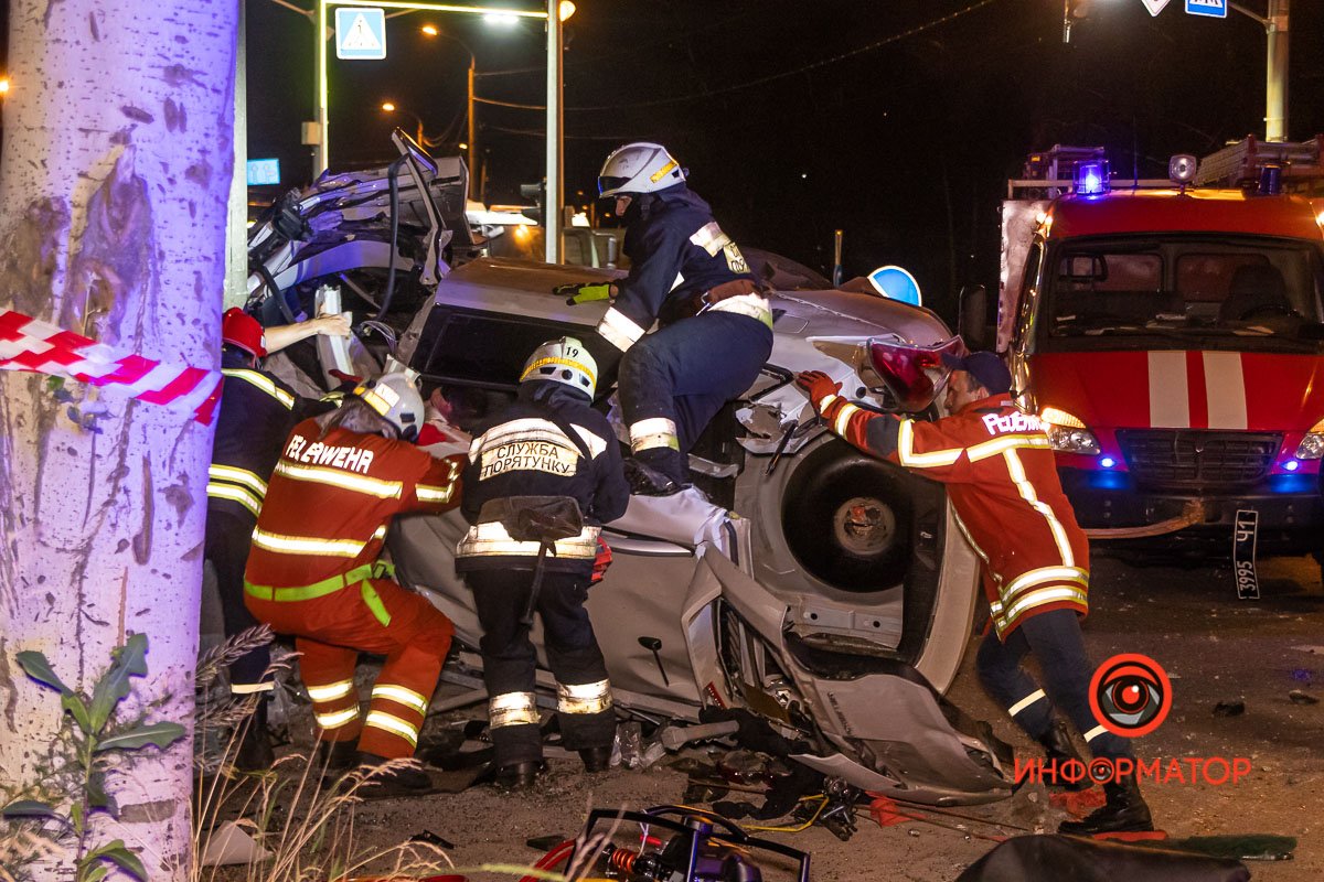 Спасателям пришлось буквально разрезать авто