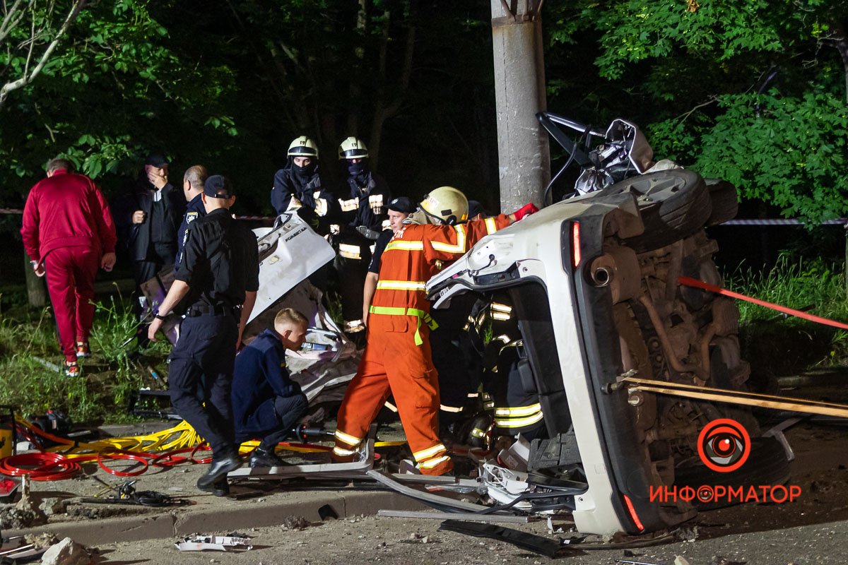 Авто перевернулось на бок и крышей врезалось в столб