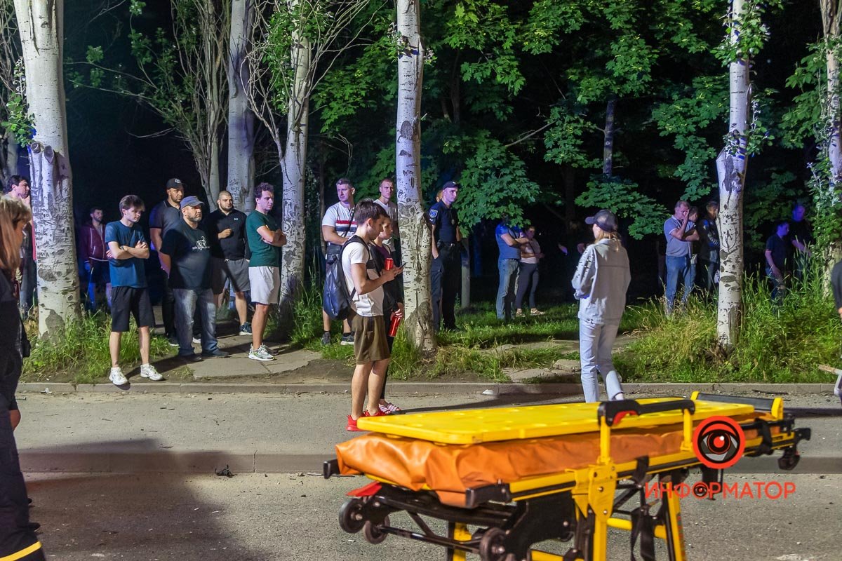 Вокруг собрались десятки зевак