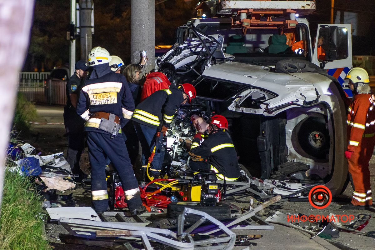 Сначала срезали крышу и багажник транспортного средства