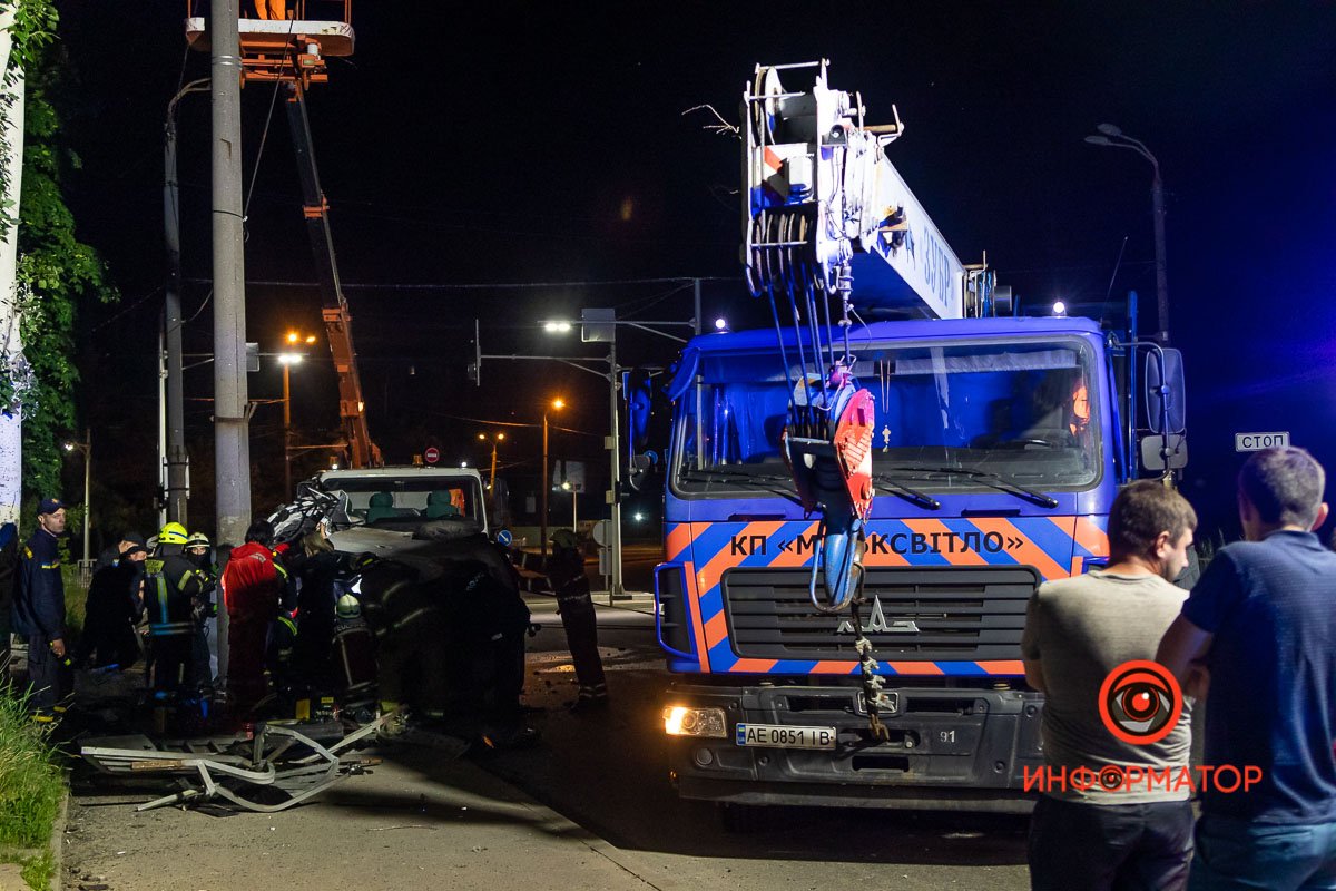 На место также приехали автовышка и кран