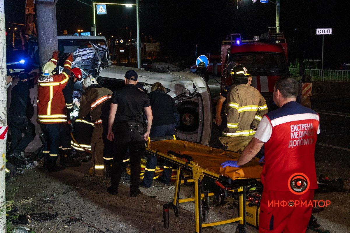 Водителя смогли достать из авто примерно в 3:40