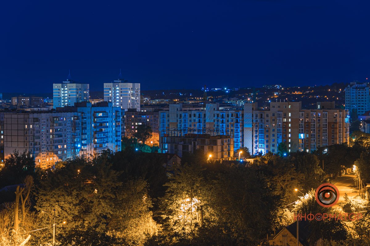 Только свет в окнах и желтые фонари Только свет в окнах и желтые фонари