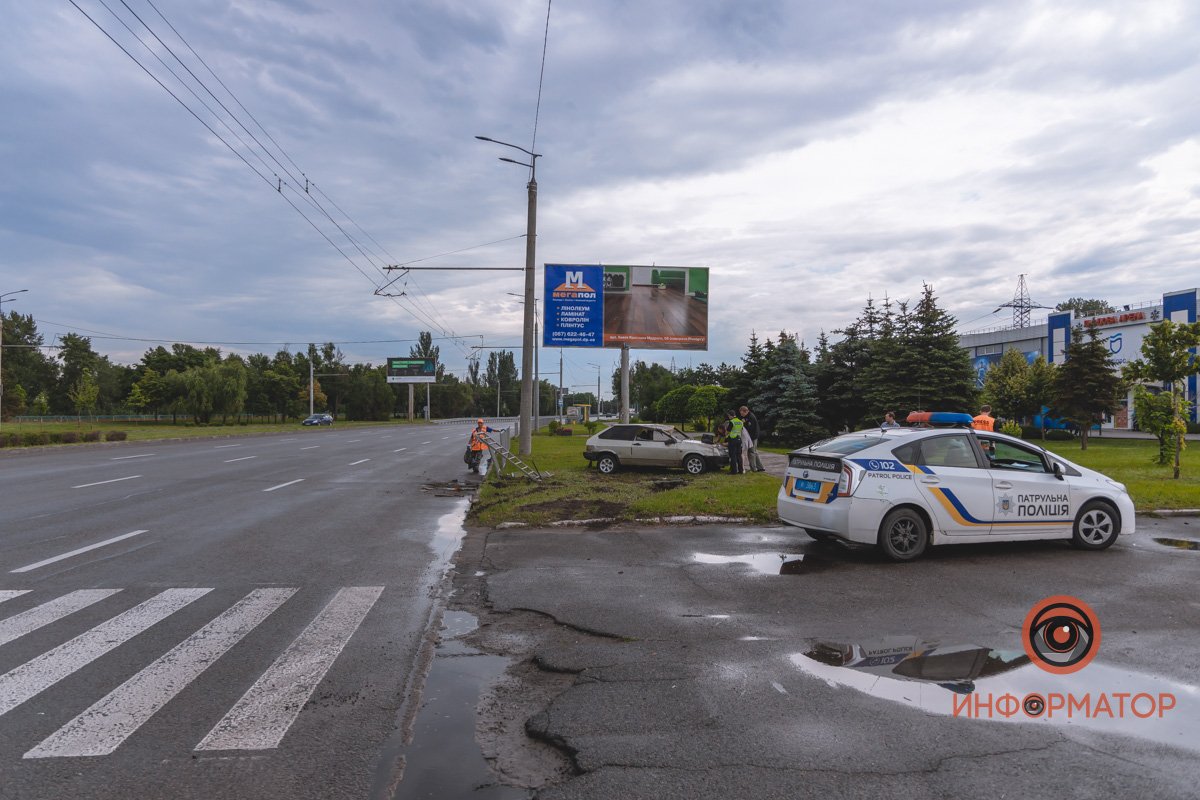 В Днепре возле Ледовой арены перевернулся ВАЗ: видео момента 1