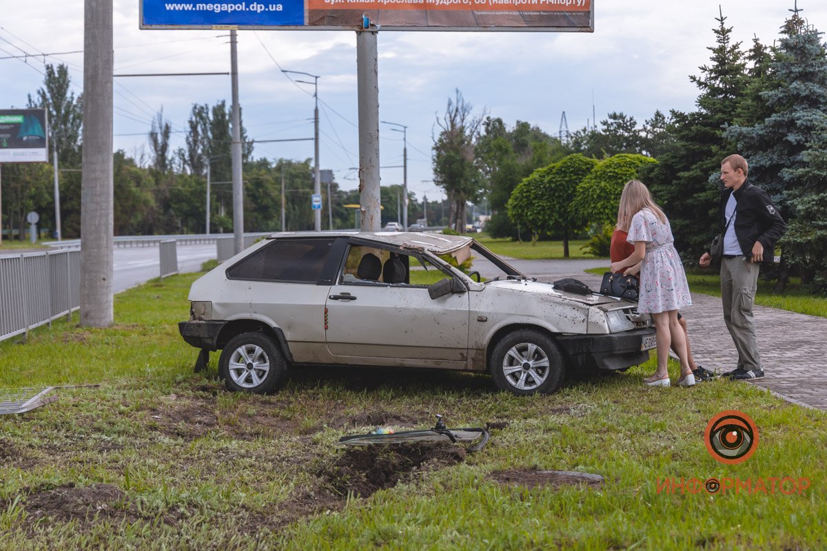 В Днепре возле Ледовой арены перевернулся ВАЗ: видео момента 2