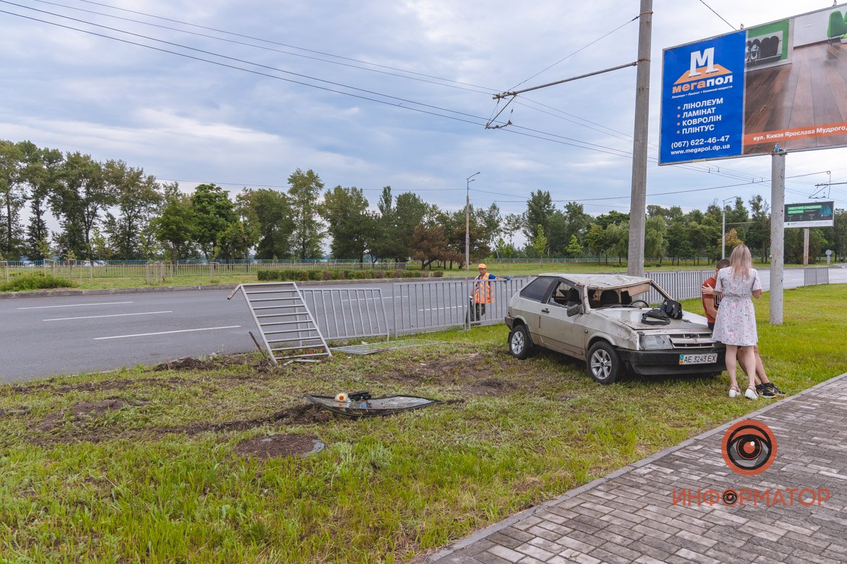 В Днепре возле Ледовой арены перевернулся ВАЗ: видео момента 3