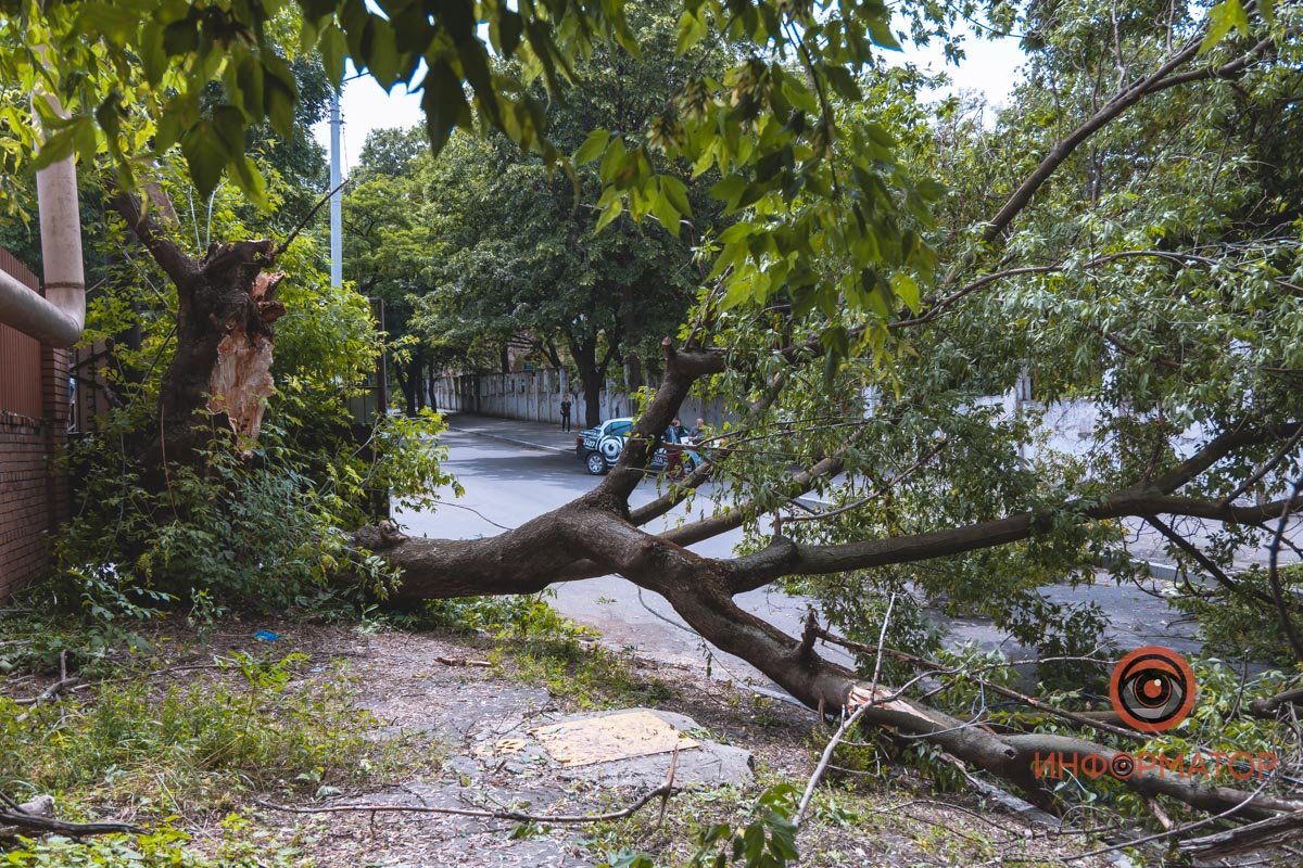 Водителям пришлось объезжать место по тротуару, другие разворачивались и искали другой путь.