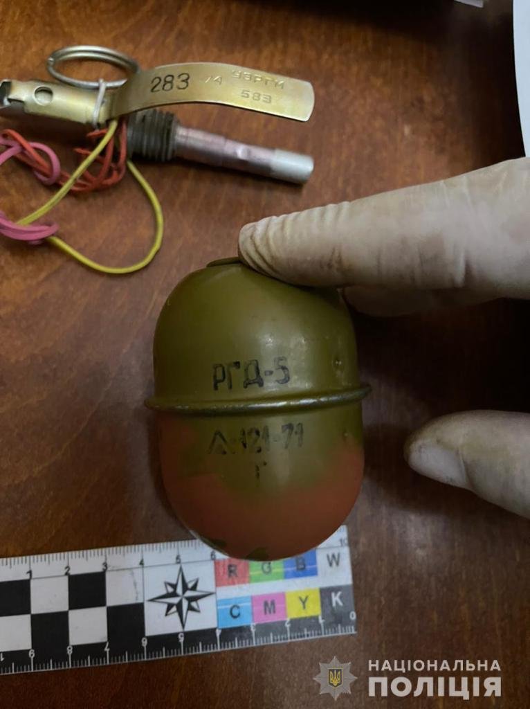 У них изъяли пистолет и гранату У них изъяли пистолет и гранату