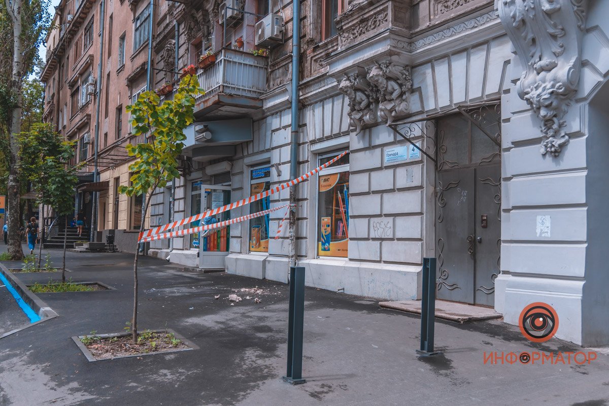 В Днепре на Гончара рушится фасад здания 4