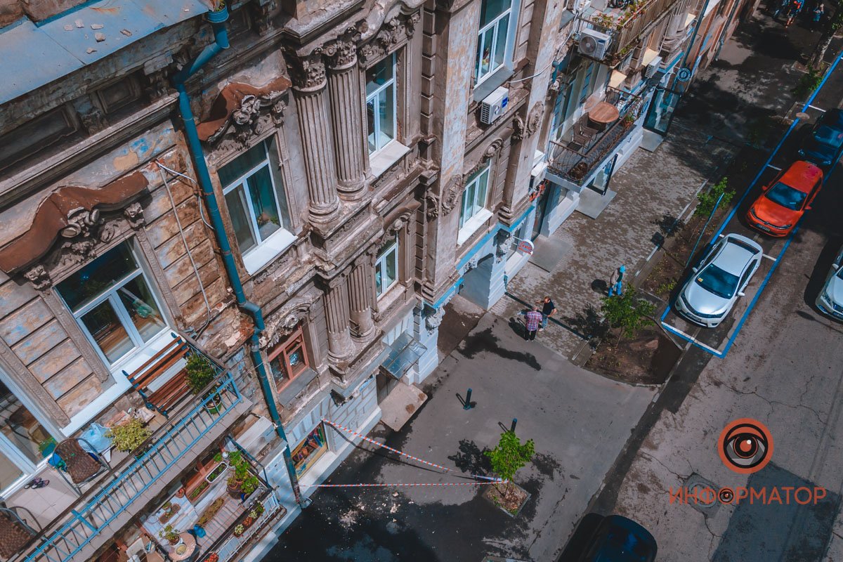 В Днепре на Гончара рушится фасад здания 6