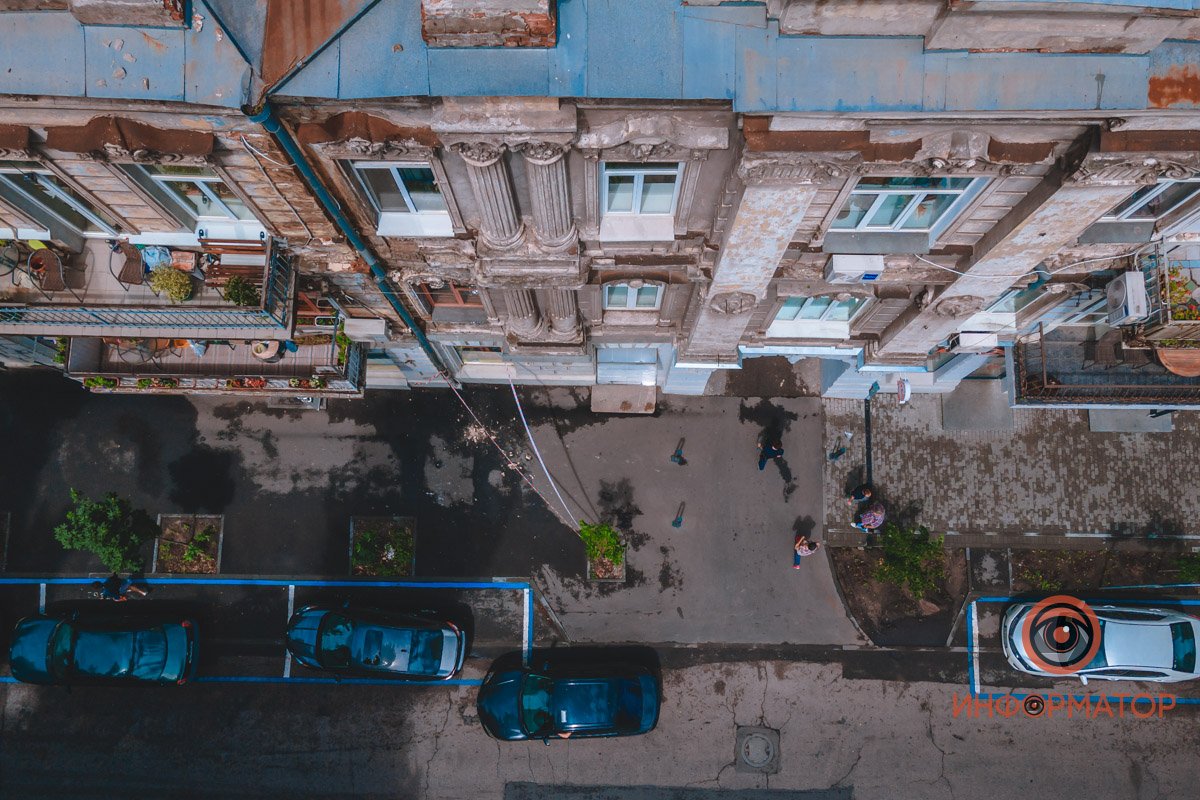 В Днепре на Гончара рушится фасад здания 7