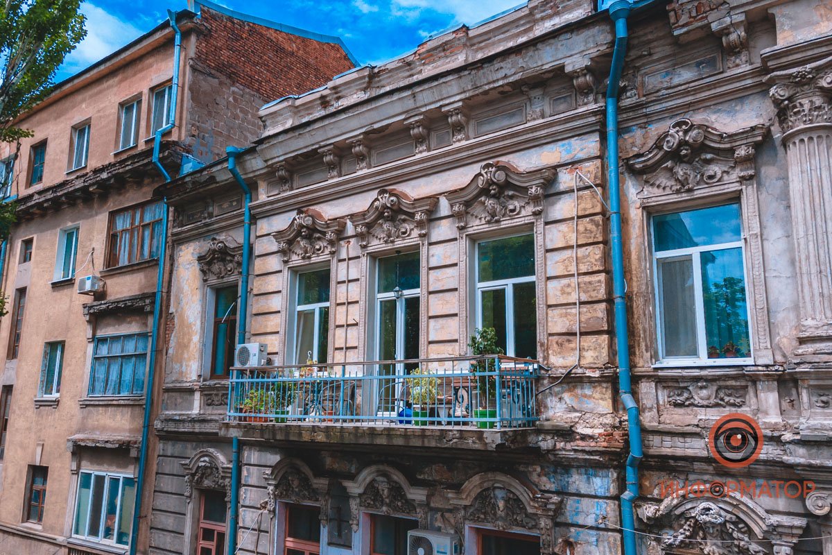 В Днепре на Гончара рушится фасад здания 8