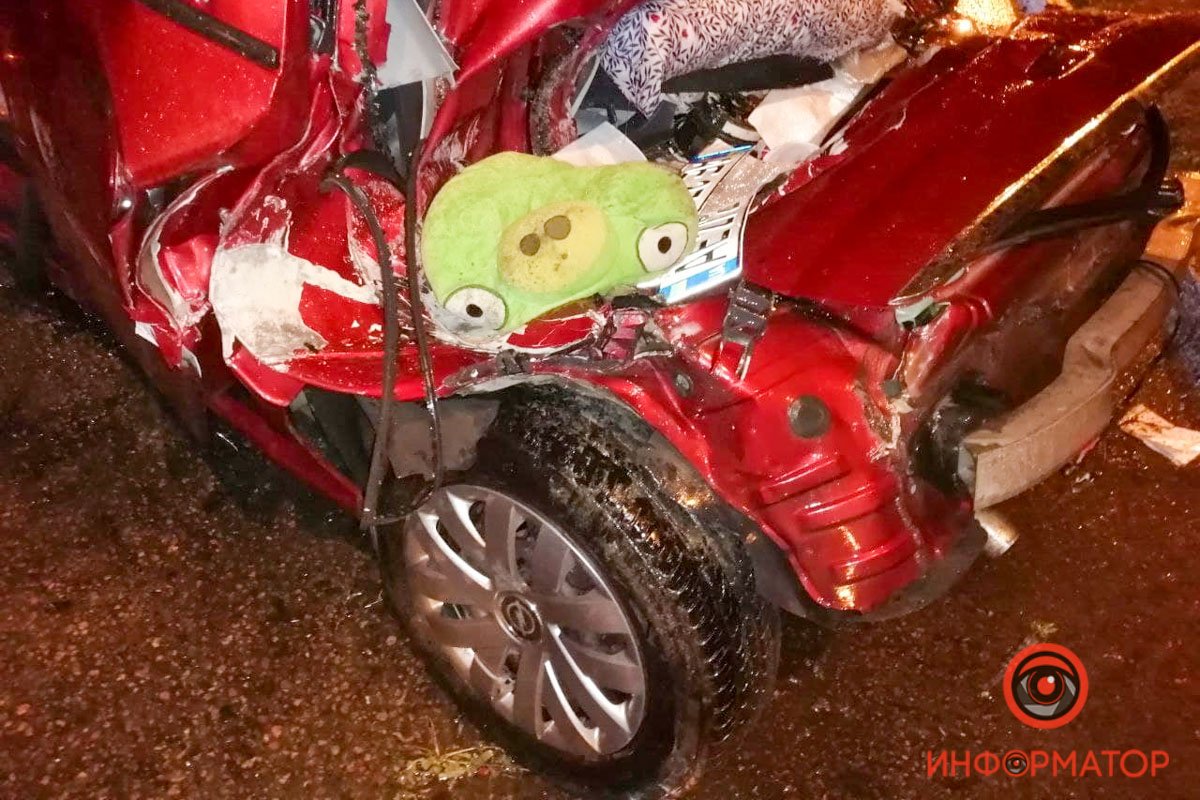 Автомобиль врезался в столб, вылетел сначала на трамвайные рельсы, а затем - на полосу встречного движения Автомобиль врезался в столб, вылетел сначала на трамвайные рельсы, а затем - на полосу встречного движения