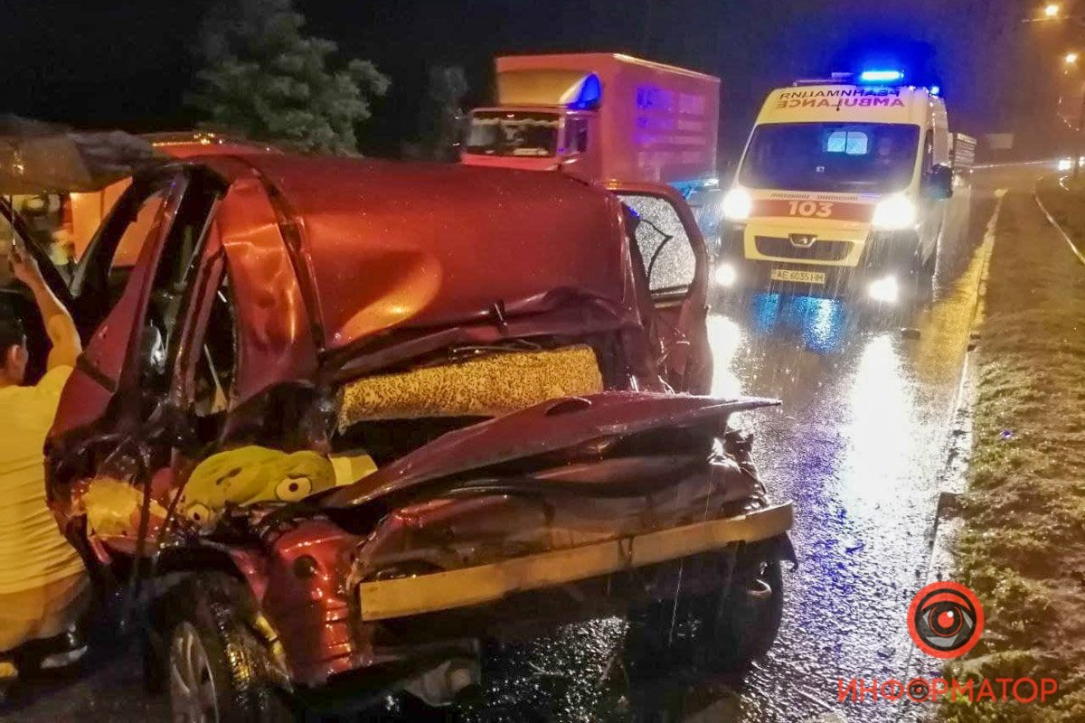 Девушке, которая была за рулем, понадобилась помощь медиков Девушке, которая была за рулем, понадобилась помощь медиков