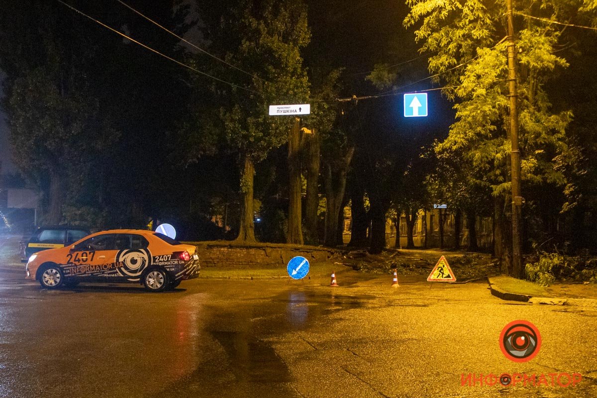 На участке установили дорожные знаки и ограждения На участке установили дорожные знаки и ограждения