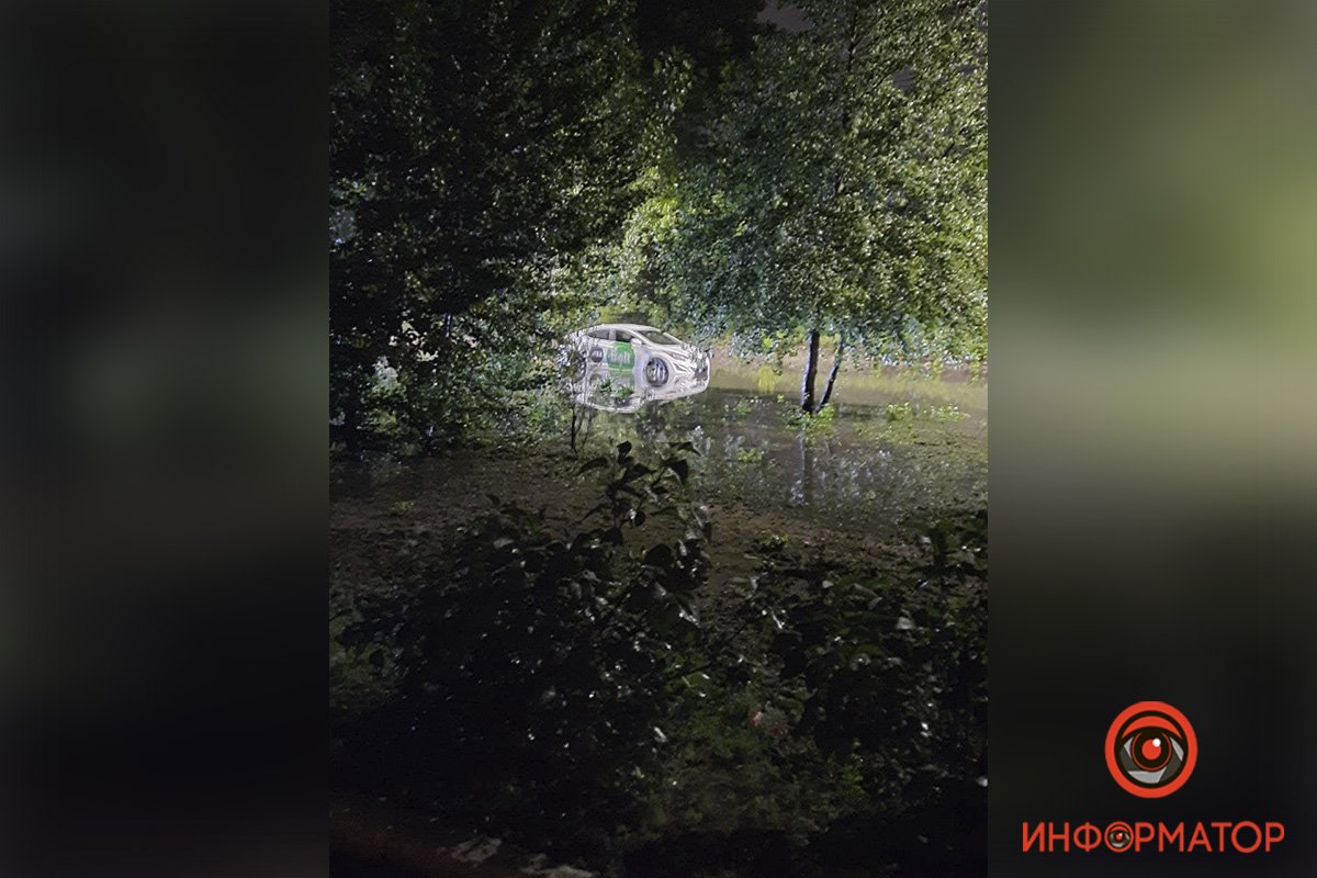 На улице Дементьева автомобиль службы такси Bolt не мог выбраться из воды На улице Дементьева автомобиль службы такси Bolt не мог выбраться из воды