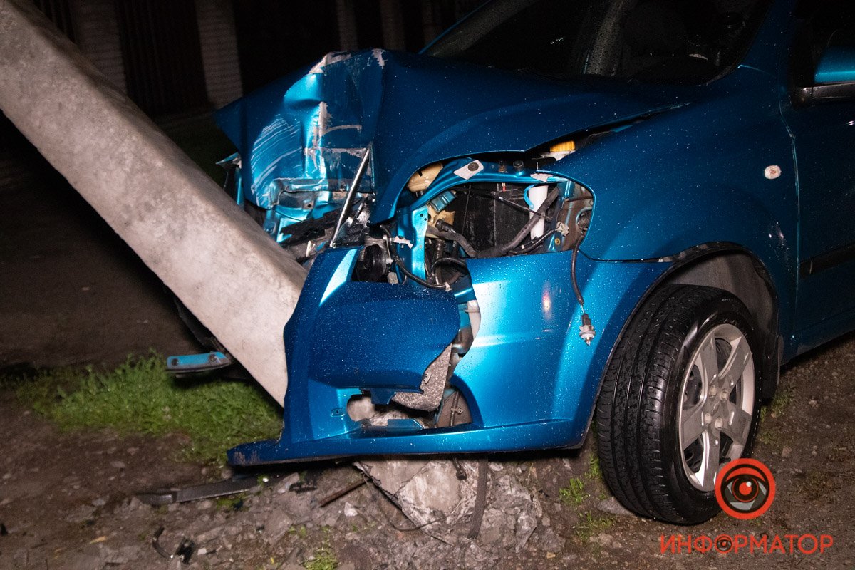 Chevrolet врезался в столб и снес его Chevrolet врезался в столб и снес его