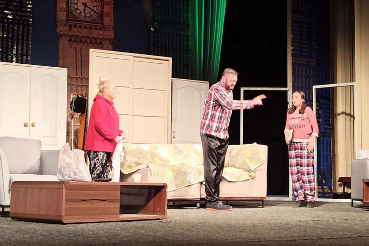 Остроумная комедия с глубоким подтекстом Остроумная комедия с глубоким подтекстом