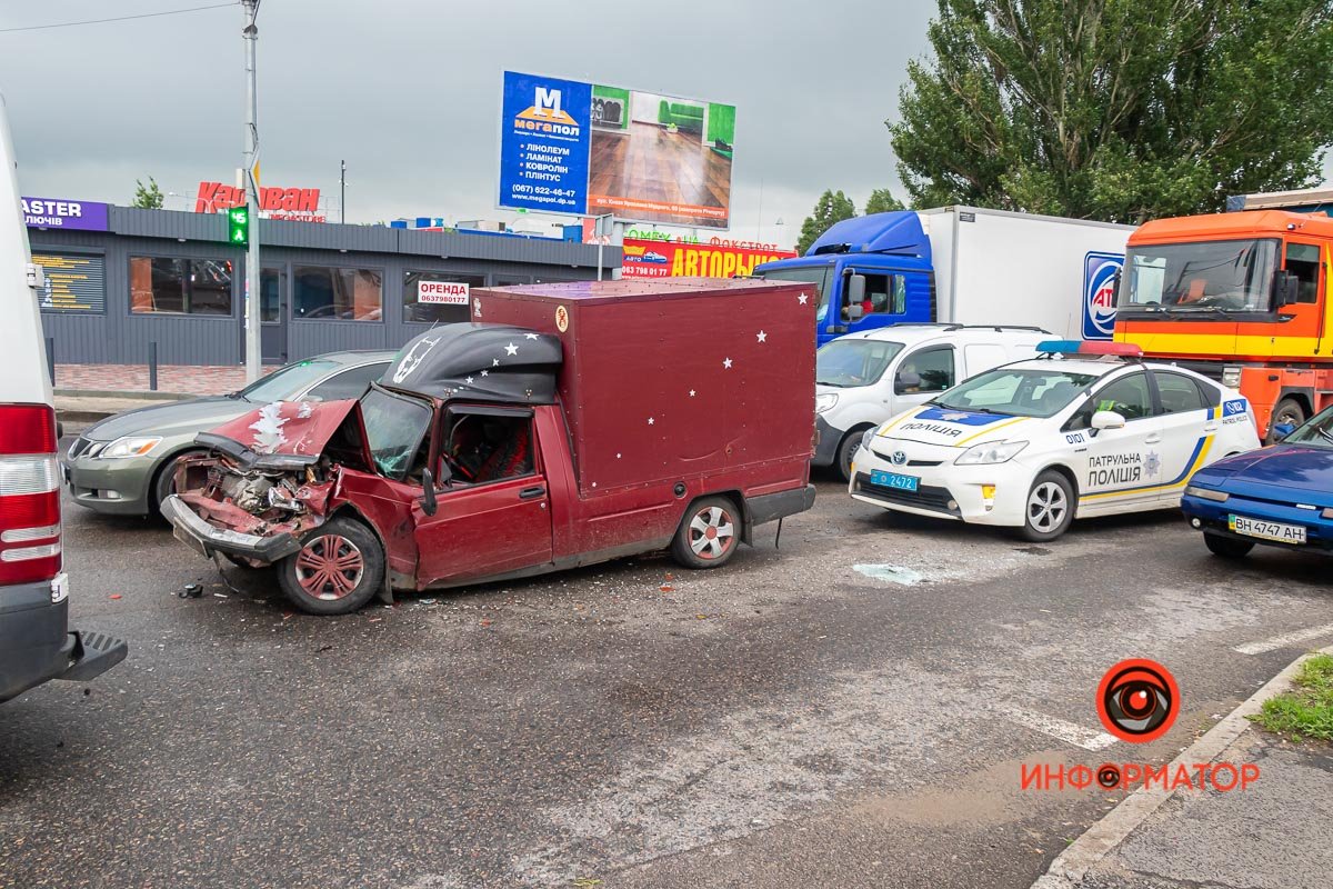 Здесь автомобиль ИЖ врезался в микроавтобус Mercedes