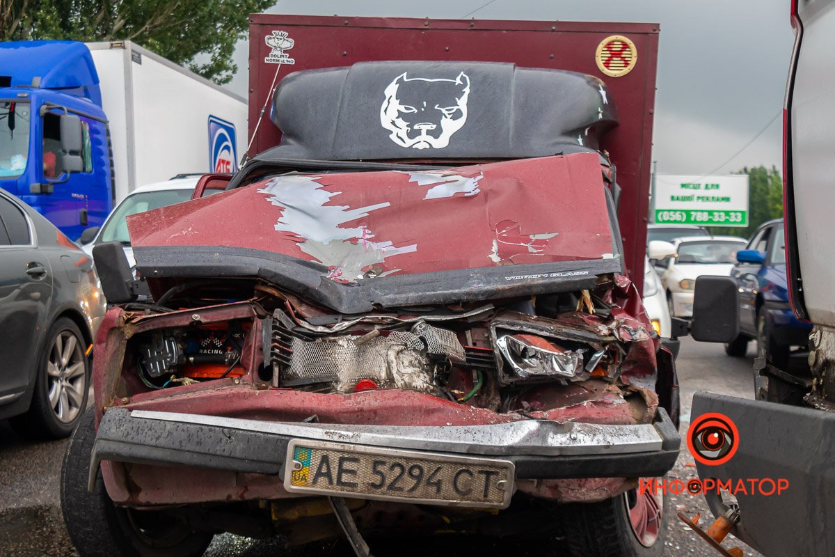В результате автомобиль врезался в Mercedes