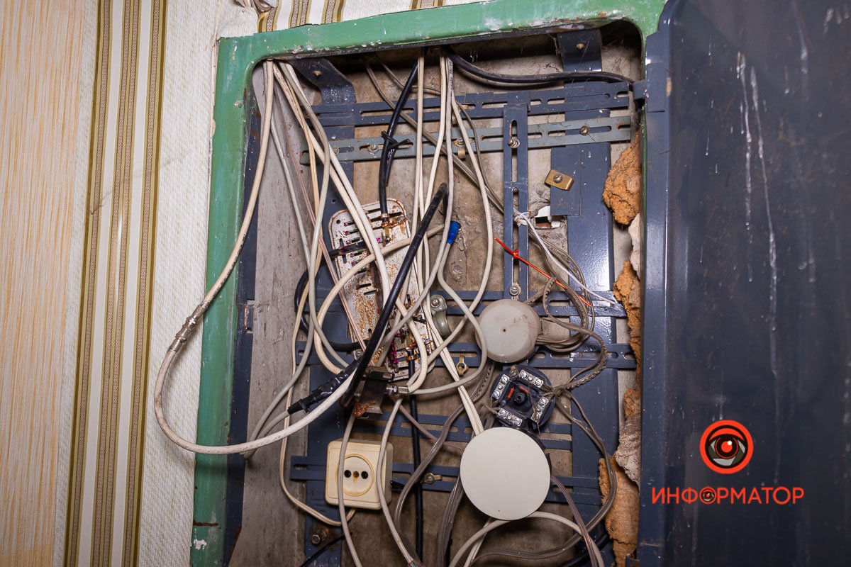 По электрощитам текла вода По электрощитам текла вода