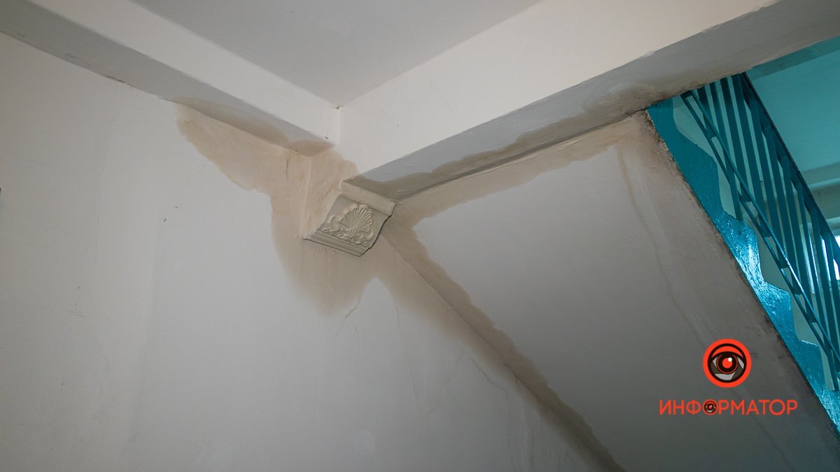 Вода стекала с 10-го этажа Вода стекала с 10-го этажа