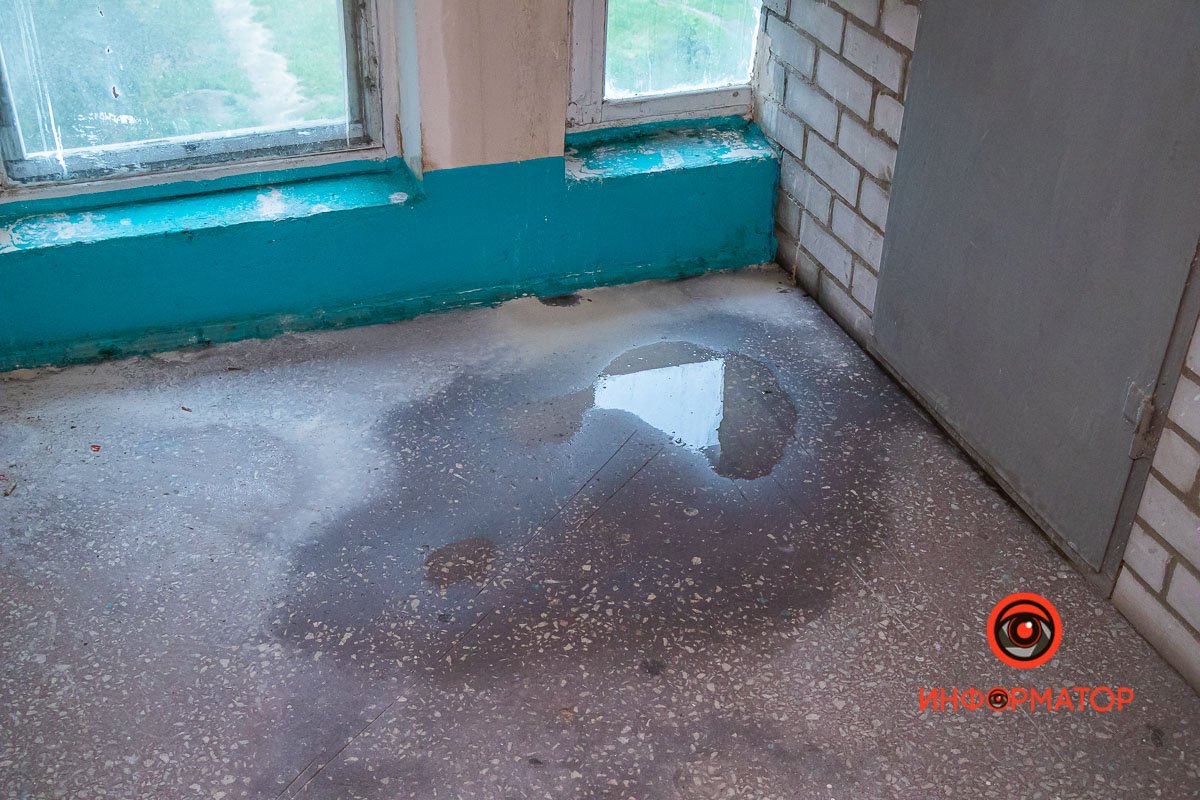 В подъезде лужи В подъезде лужи