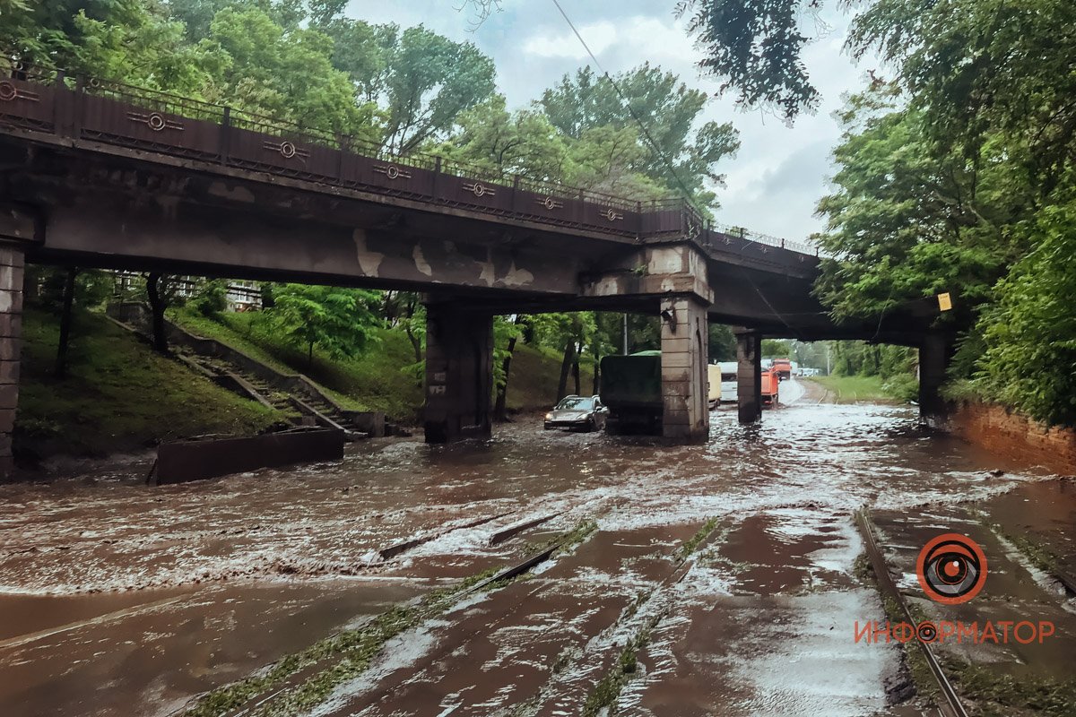 Большая пробка и машины в воде: в Днепре возле ДЗМО растеклась огромная лужа 1