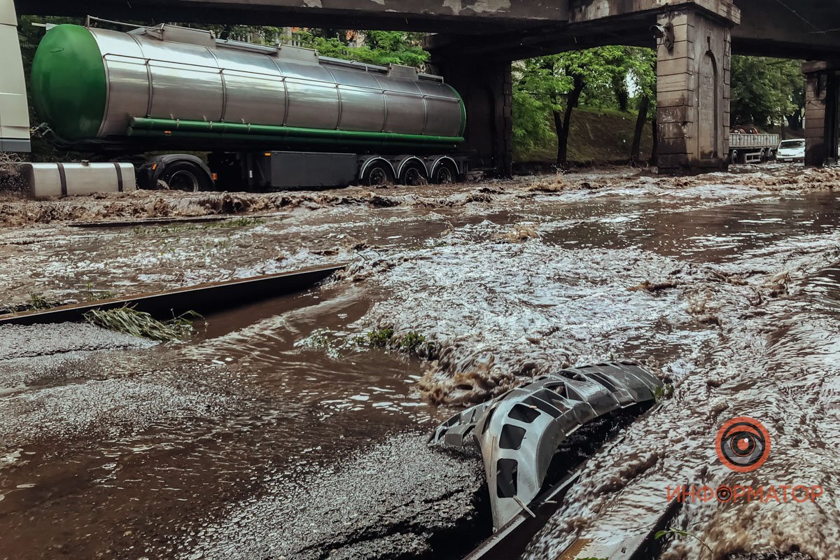 Большая пробка и машины в воде: в Днепре возле ДЗМО растеклась огромная лужа 2