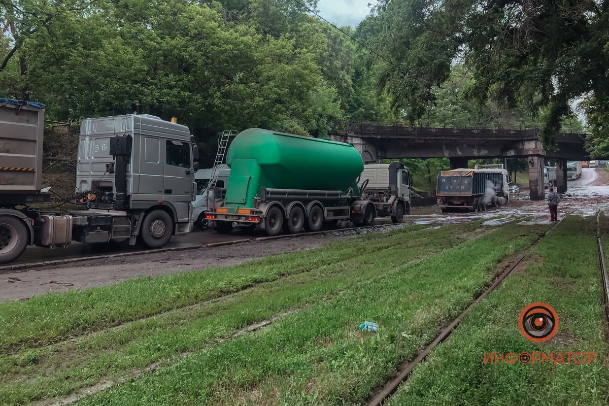 Большая пробка и машины в воде: в Днепре возле ДЗМО растеклась огромная лужа 3