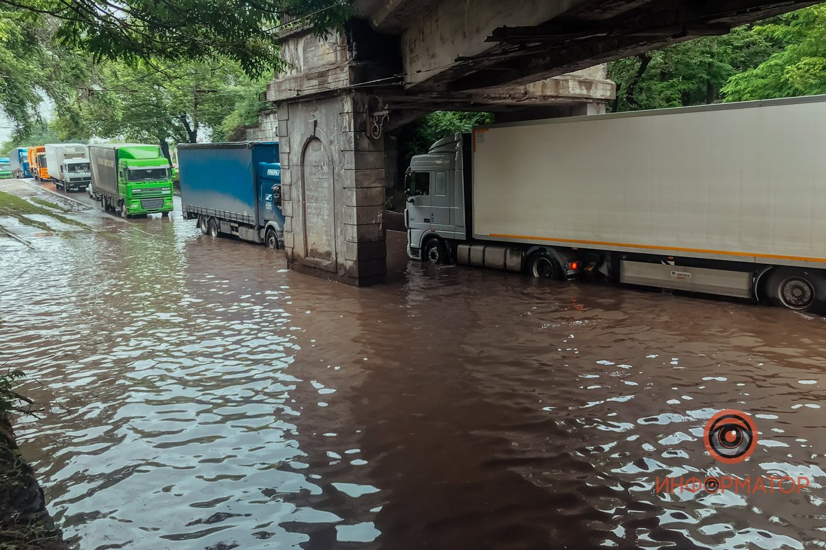 Большая пробка и машины в воде: в Днепре возле ДЗМО растеклась огромная лужа 4