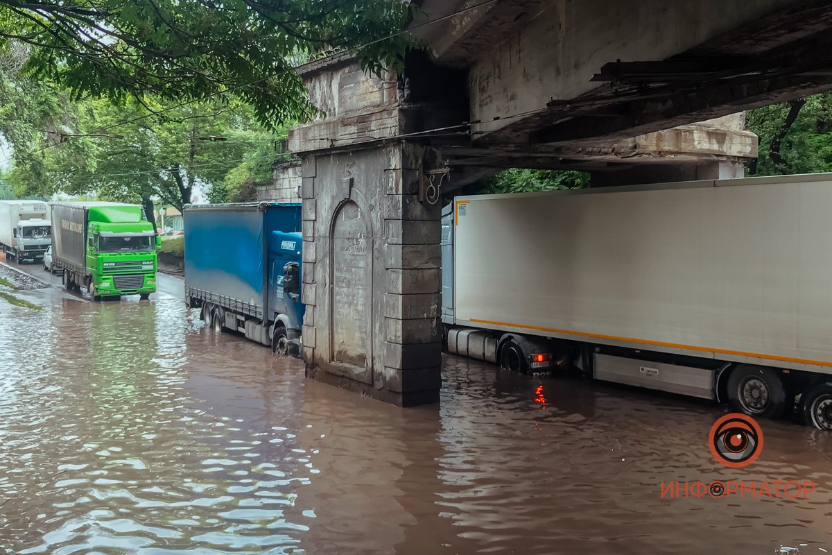 Большая пробка и машины в воде: в Днепре возле ДЗМО растеклась огромная лужа 5