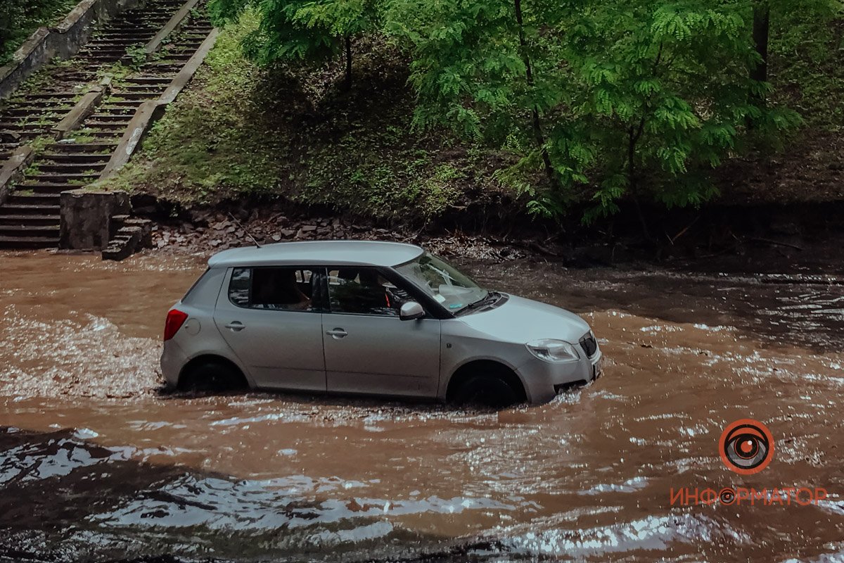 Большая пробка и машины в воде: в Днепре возле ДЗМО растеклась огромная лужа 7