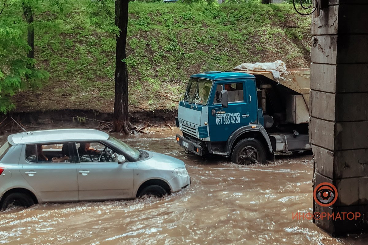 Большая пробка и машины в воде: в Днепре возле ДЗМО растеклась огромная лужа 8