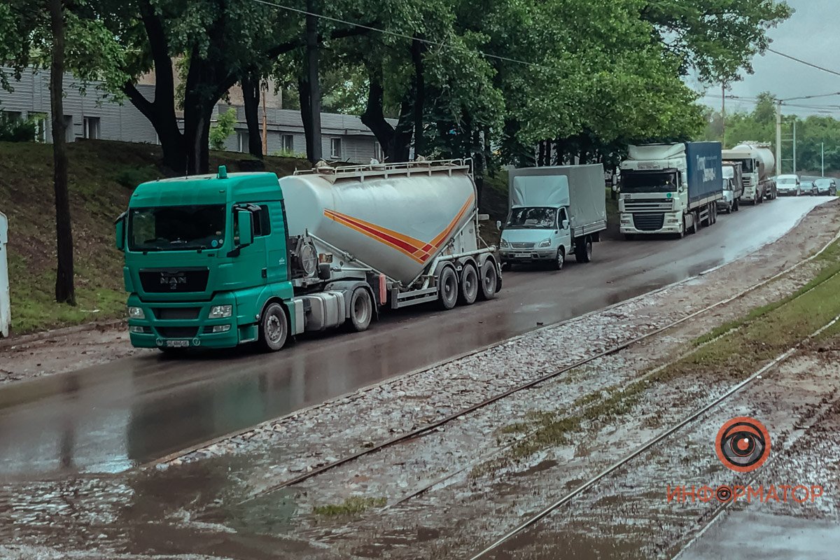 Большая пробка и машины в воде: в Днепре возле ДЗМО растеклась огромная лужа 11