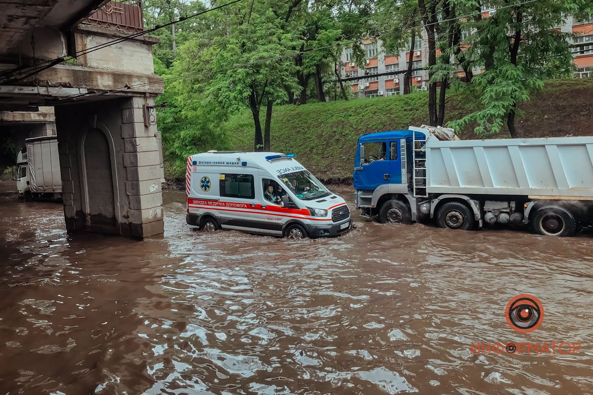 Большая пробка и машины в воде: в Днепре возле ДЗМО растеклась огромная лужа 12