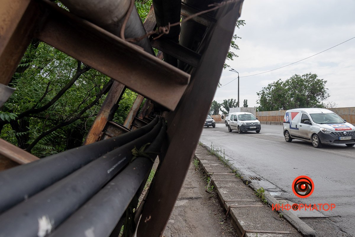Покосившийся забор не затруднил движение автомобилей на участке 